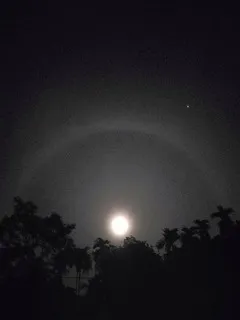 Moon and Uranus in the same frame, 22° halo around the Moon